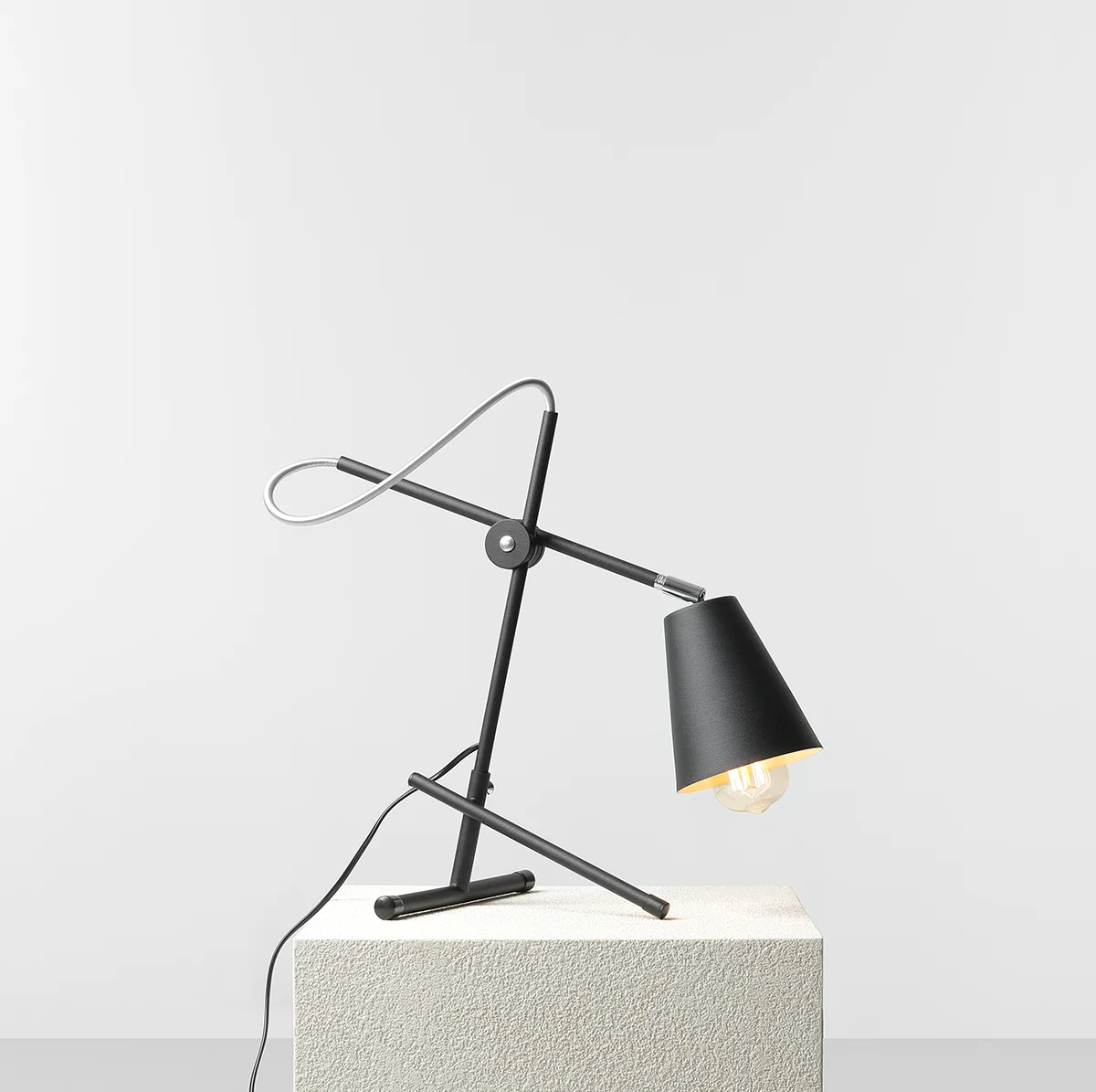 2-arte-table-2-male.webp